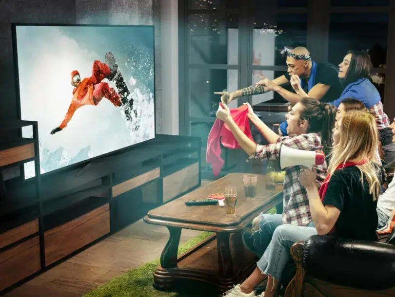 Famille regardant des chaînes IPTV en direct au Québec