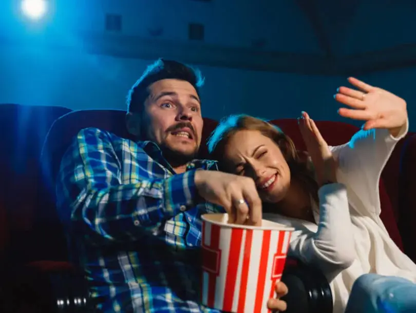 Couple regardant des films et séries avec IPTV Québec