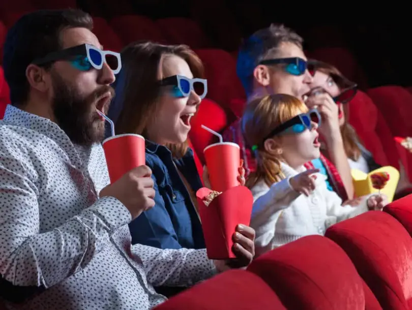 Famille profitant d’un service IPTV premium au Québec