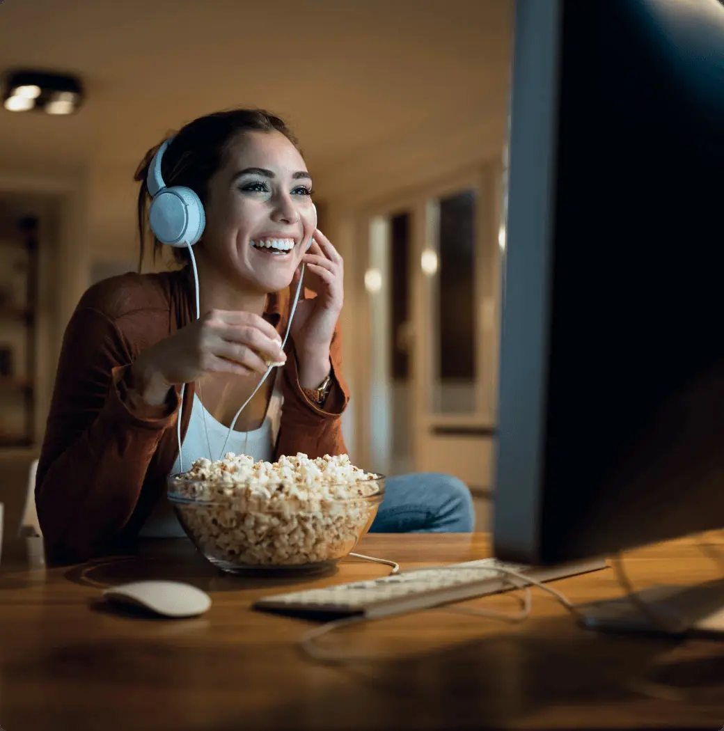 Cliente utilisant un service IPTV Québec avec assistance sur ordinateur